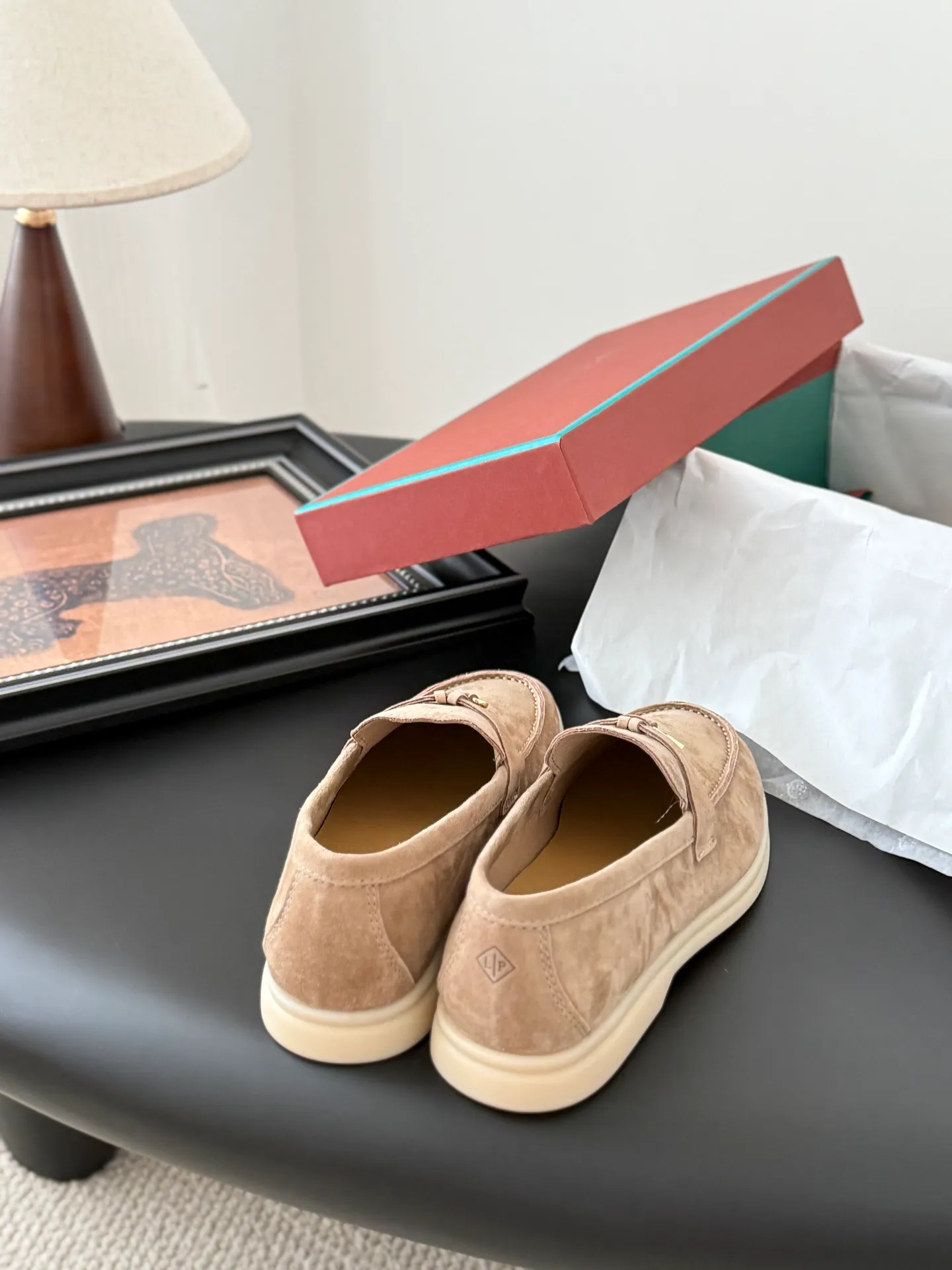 👟👟Ex-factory price 480👟👟 Top-quality double-layered genuine leather loafers. The quality is authentic. LP only sells high-end versions. Summer walk only has O pairs and countless pairs. The aesthetics and choice of shoes are also a kind of self-expression. Loro captures me with the comfort of walking on clouds. It adapts to the comfortable and relaxed state of wearing on weekdays, allowing i people to shuttle freely in relaxation and leisure. Double-layer leather on the upper, sheepskin lining Original outsole Size: 35-44